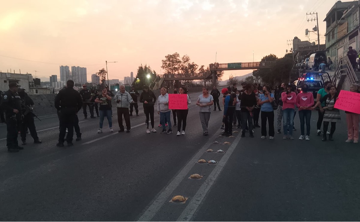 Vecinos bloquen carretera Naucalpan-Toluca; aseguran llevan más de una semana sin agua