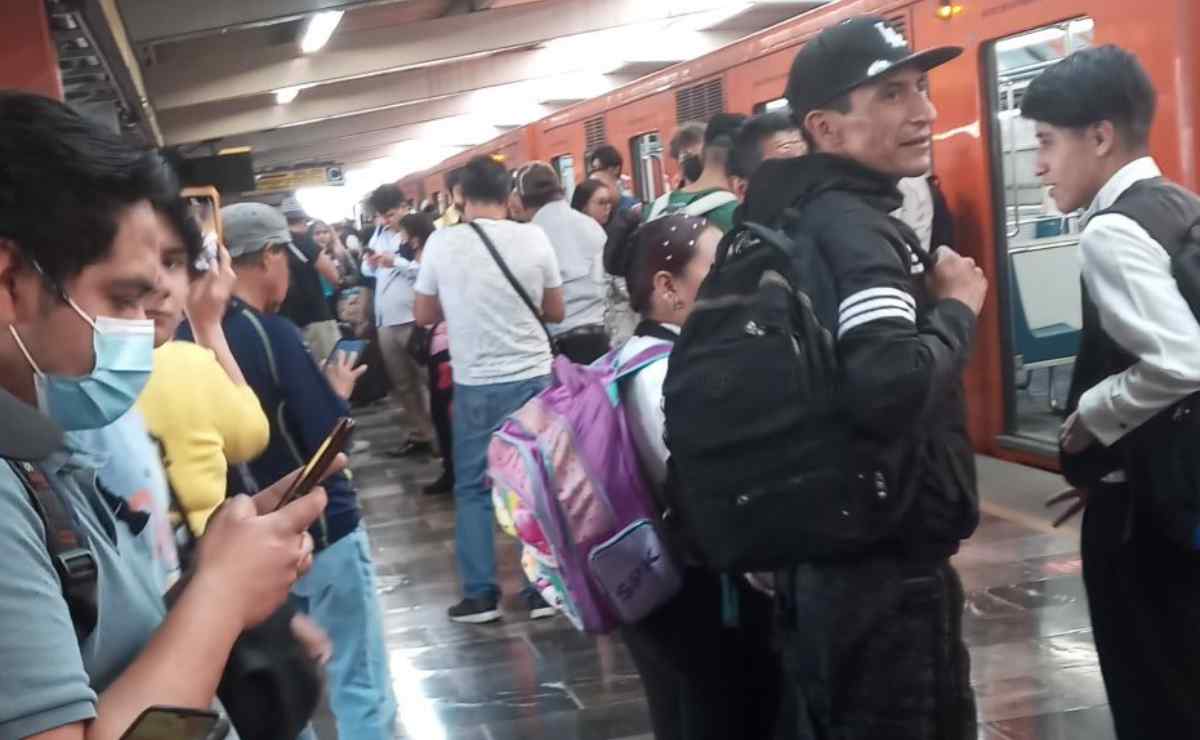 VIDEO: Retiro de tren causa retrasos de hasta 40 minutos en Línea 5 del Metro
