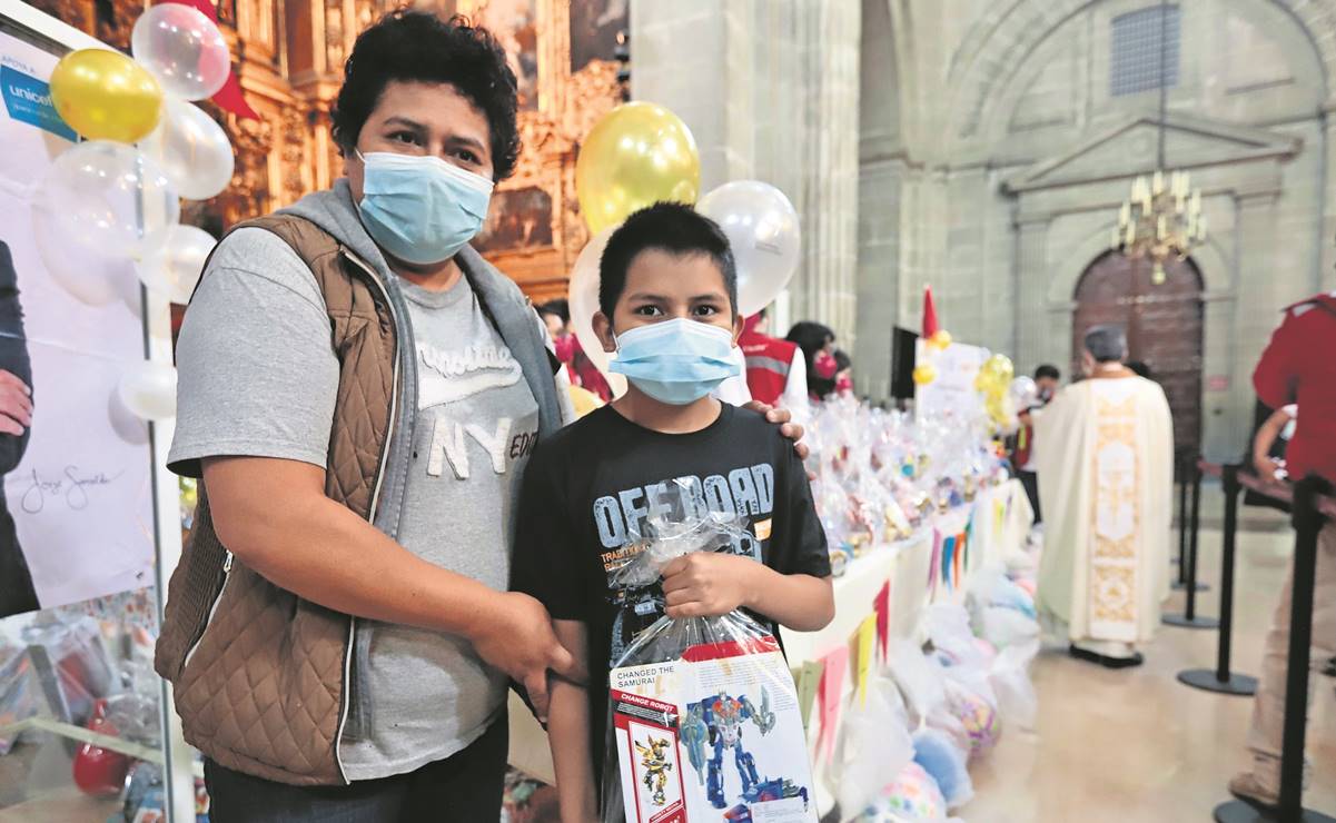 Entrega Iglesia juguetes por el Día de Reyes