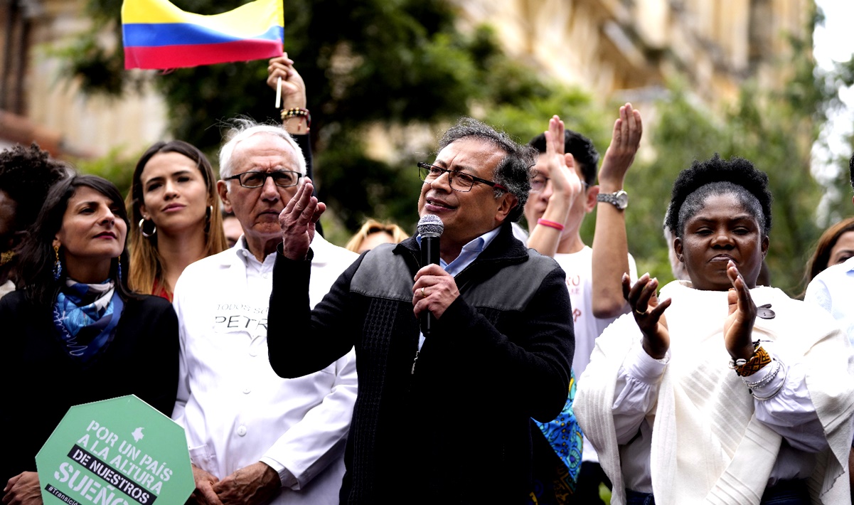 Gobierno de Colombia y ELN pactan un cese al fuego nacional y bilateral desde agosto