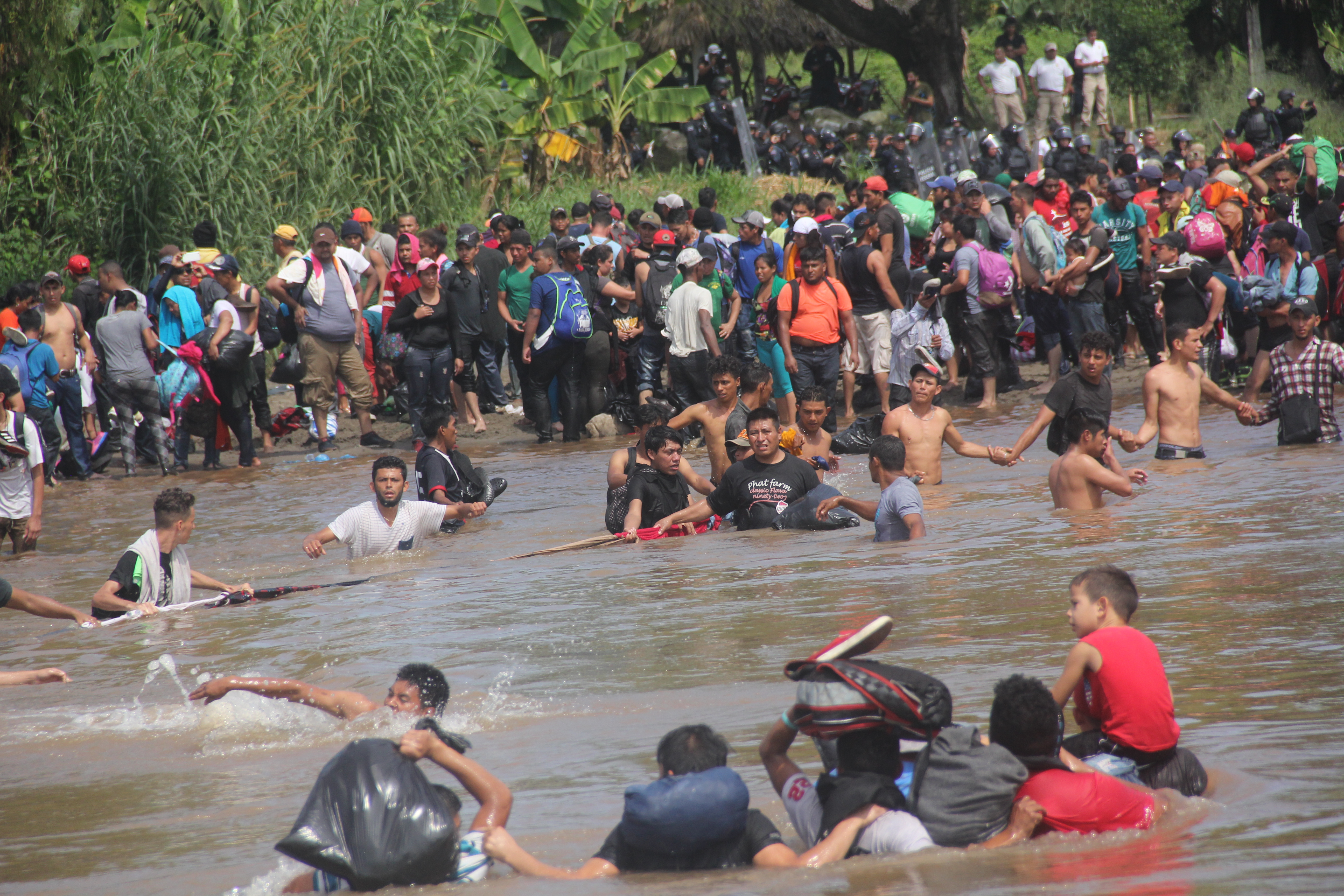 Rescatan a migrante en río fronterizo entre Guatemala y México