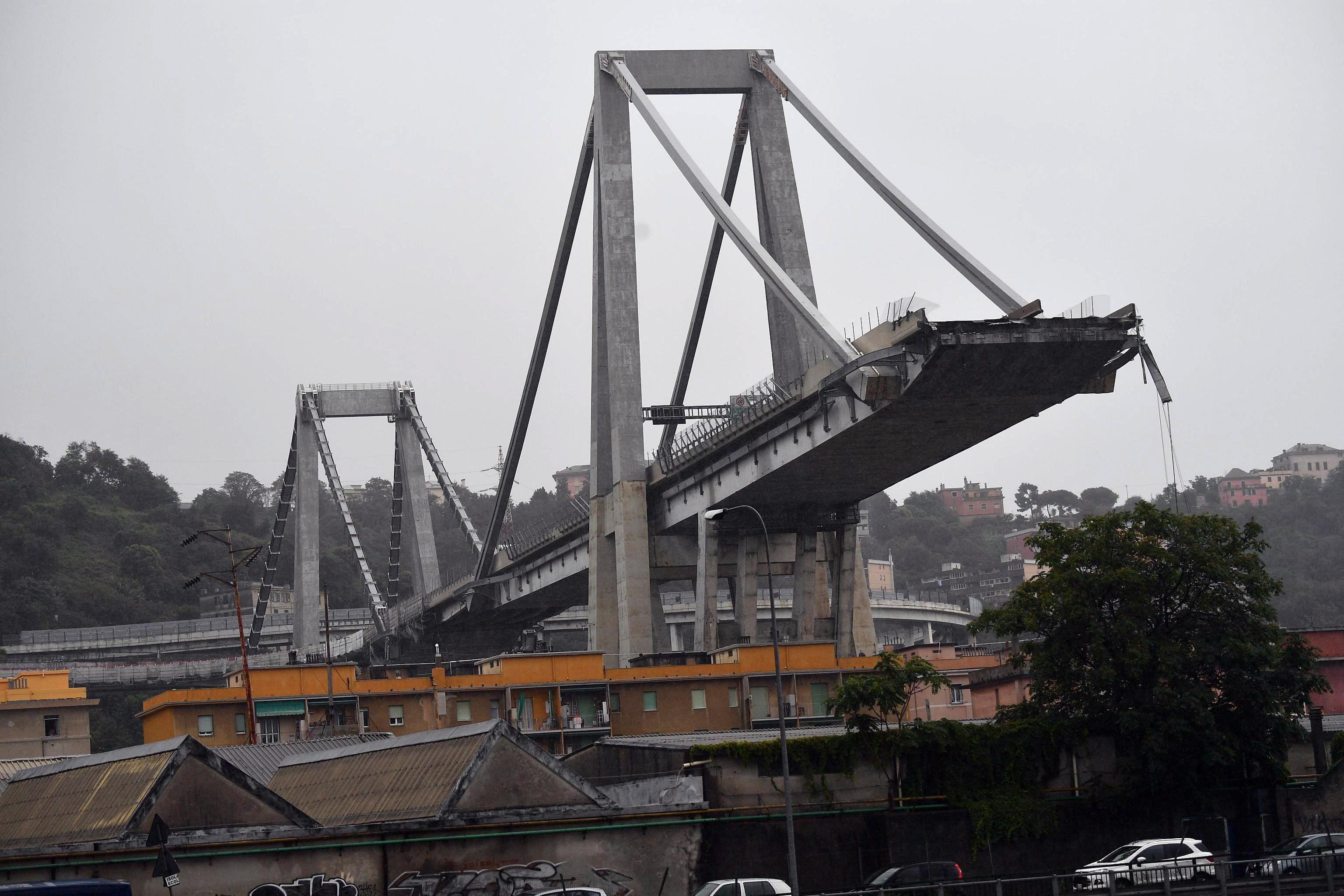 Difunden video del momento en que se desploma puente en Génova, Italia