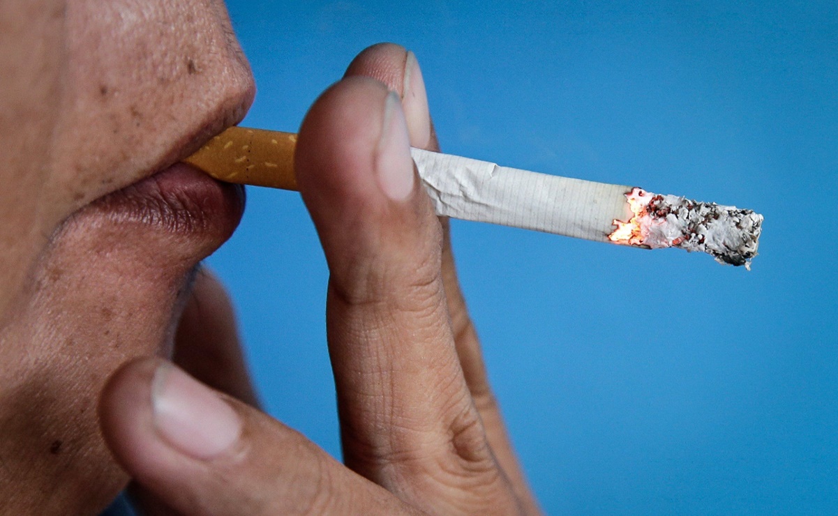 Exhalar humo de cigarro puede ser fuente de contagio de Covid-19