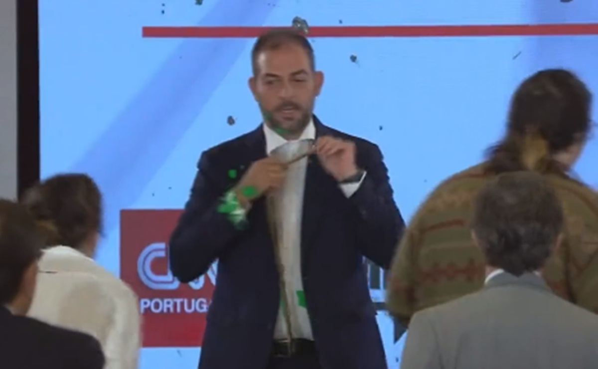 VIDEO: Activistas arrojan pintura al ministro del Medioambiente de Portugal