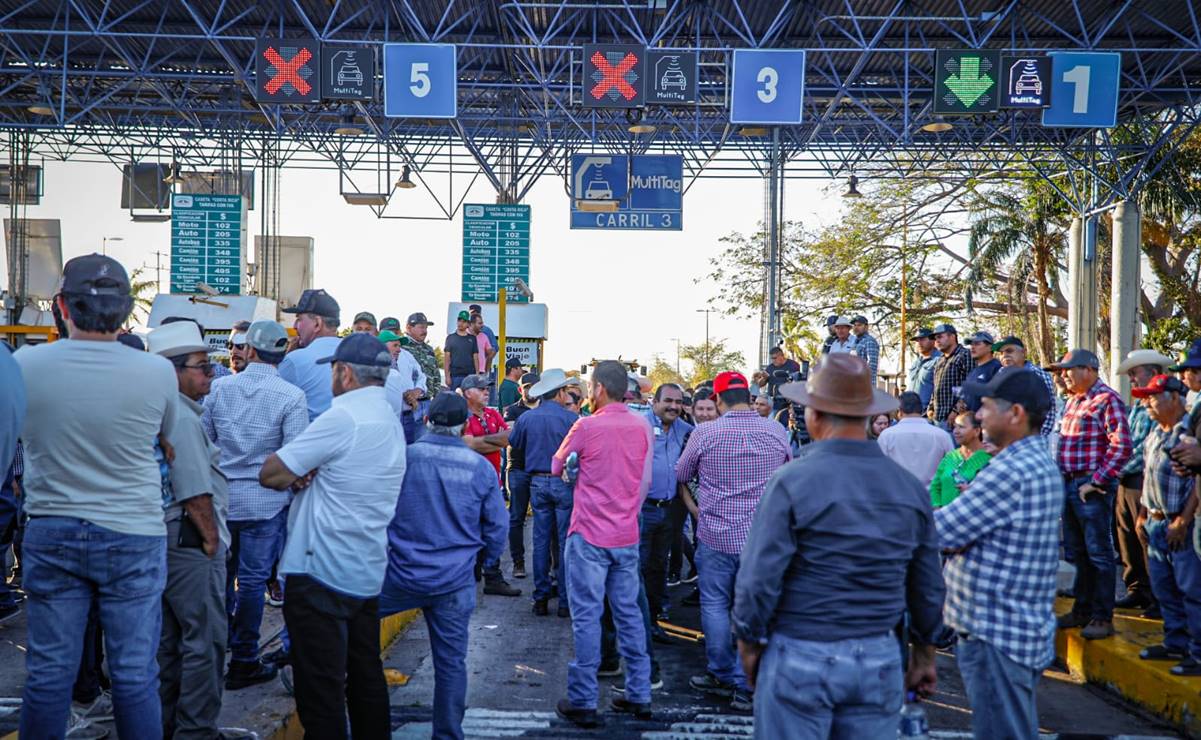 Caos en carreteras de Sinaloa por bloqueos de productores de maíz