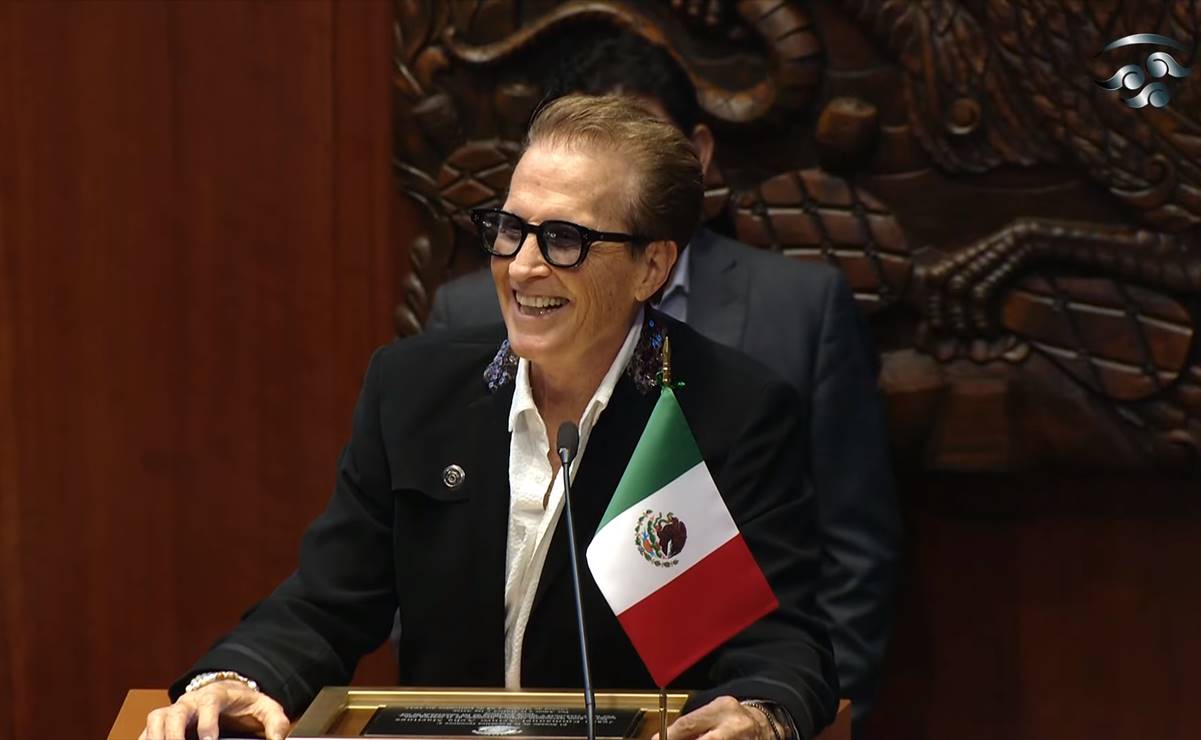 Homenajean al cantante Emmanuel en el Senado y hace uso de la tribuna, ¿le es permitido?