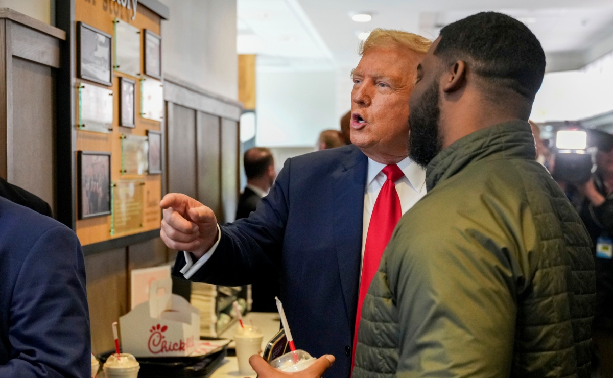 VIDEO: Trump sorprende a asistentes de restaurante de comida rápida; ordena malteadas y pollo para todos 