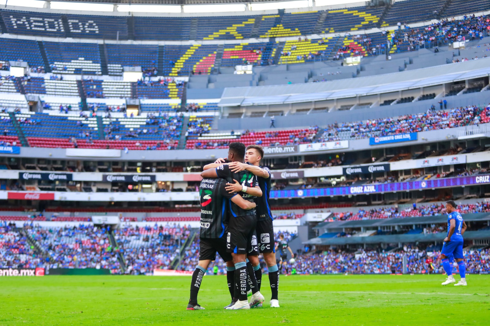 Gallos da la sorpresa y derrota a Cruz Azul en el estadio Azteca