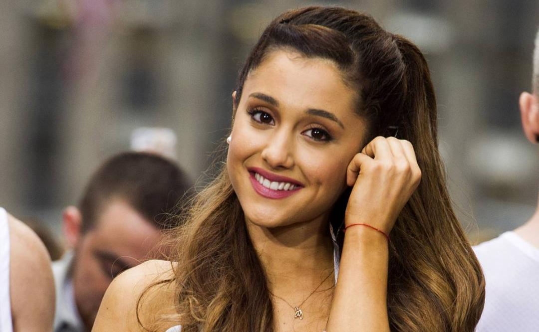 Ariana Grande se mimetiza con Madonna y lleva a otro nivel el bra cónico inspirado en los años 90