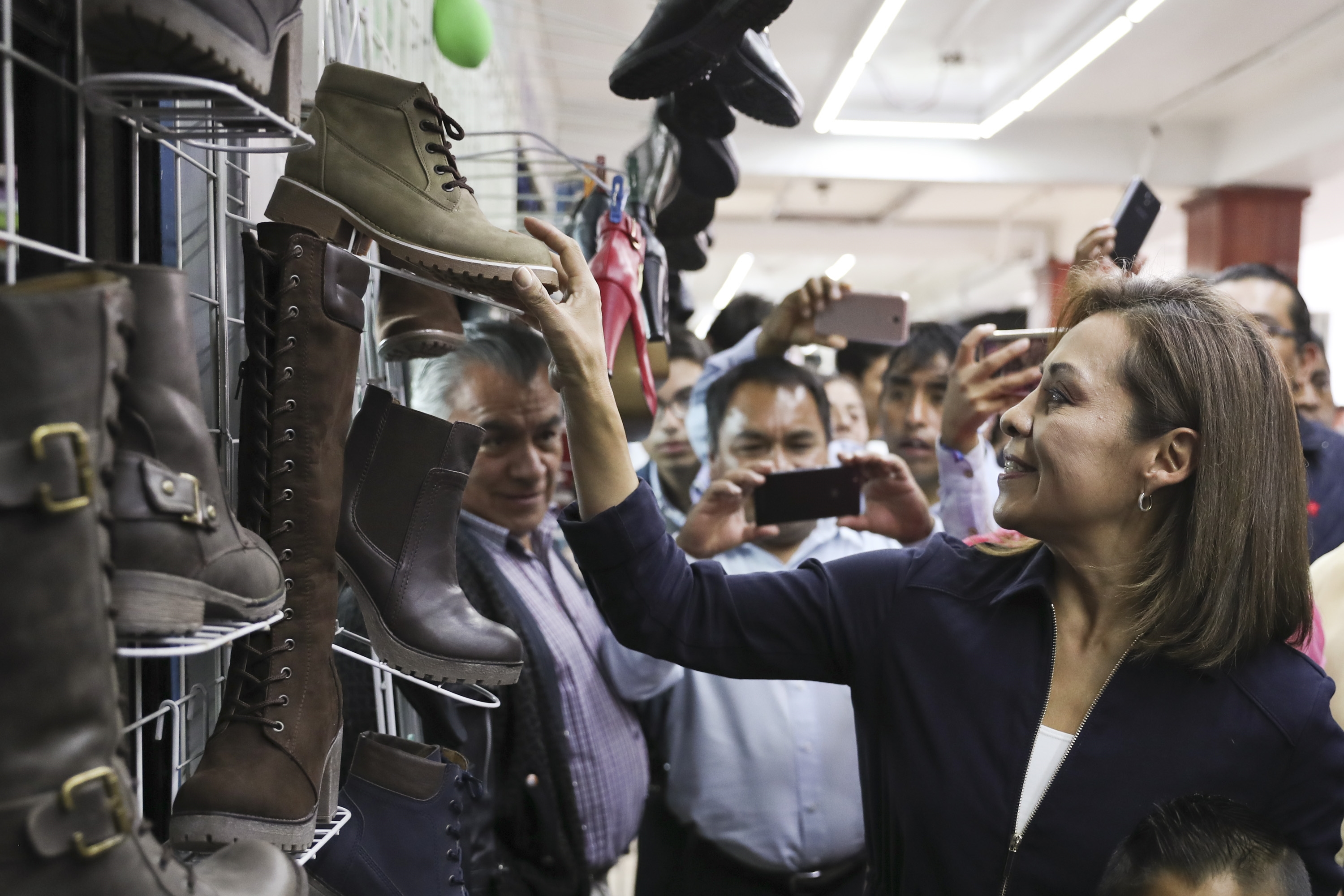 Vázquez Mota anuncia compromiso con industria del calzado mexiquense