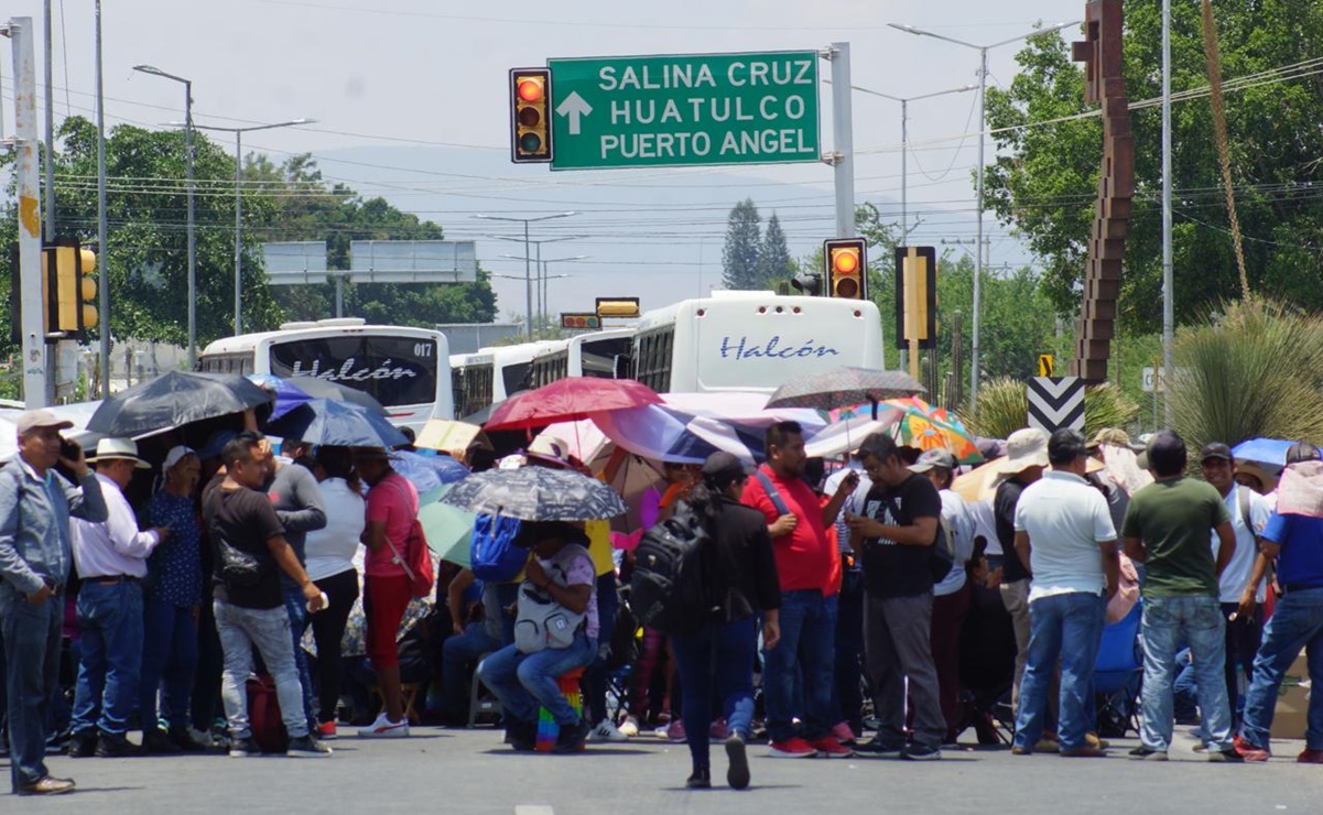 Maestros del SNTE sitian la ciudad de Oaxaca y bloquean accesos al Aeropuerto Internacional