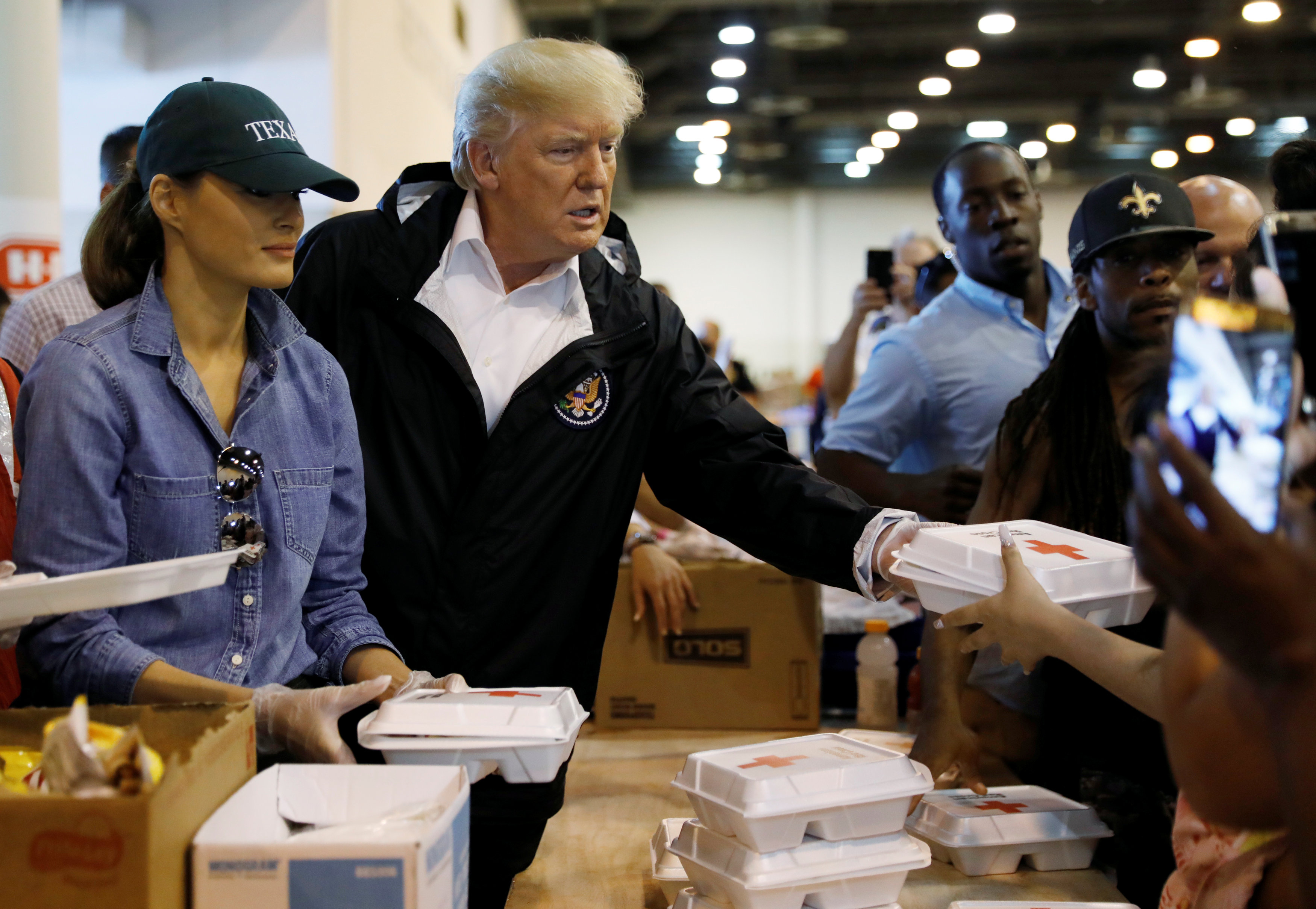 Trump visita a víctimas de "Harvey" en un refugio de Houston