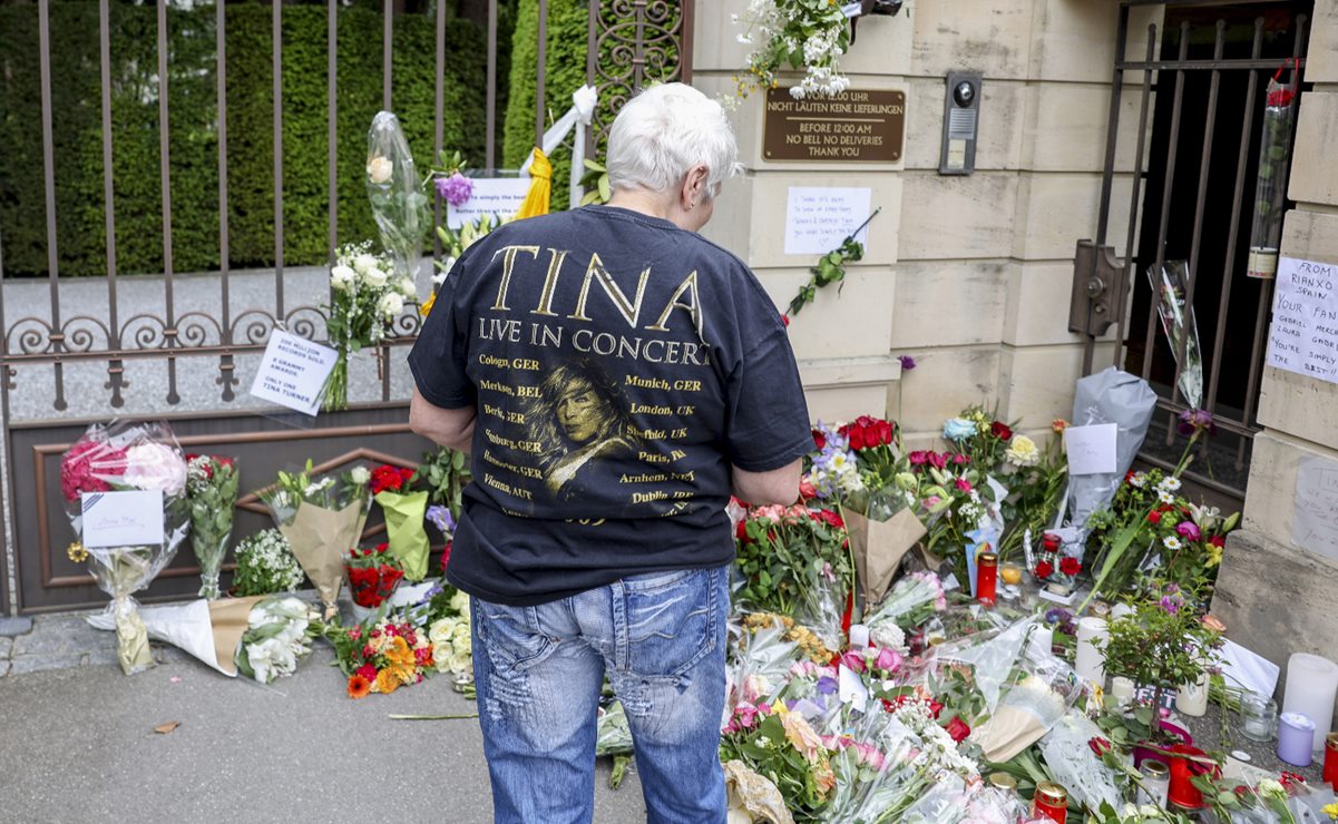 Fans de Tina Turner le llevan flores y velas a su mansión en Suiza