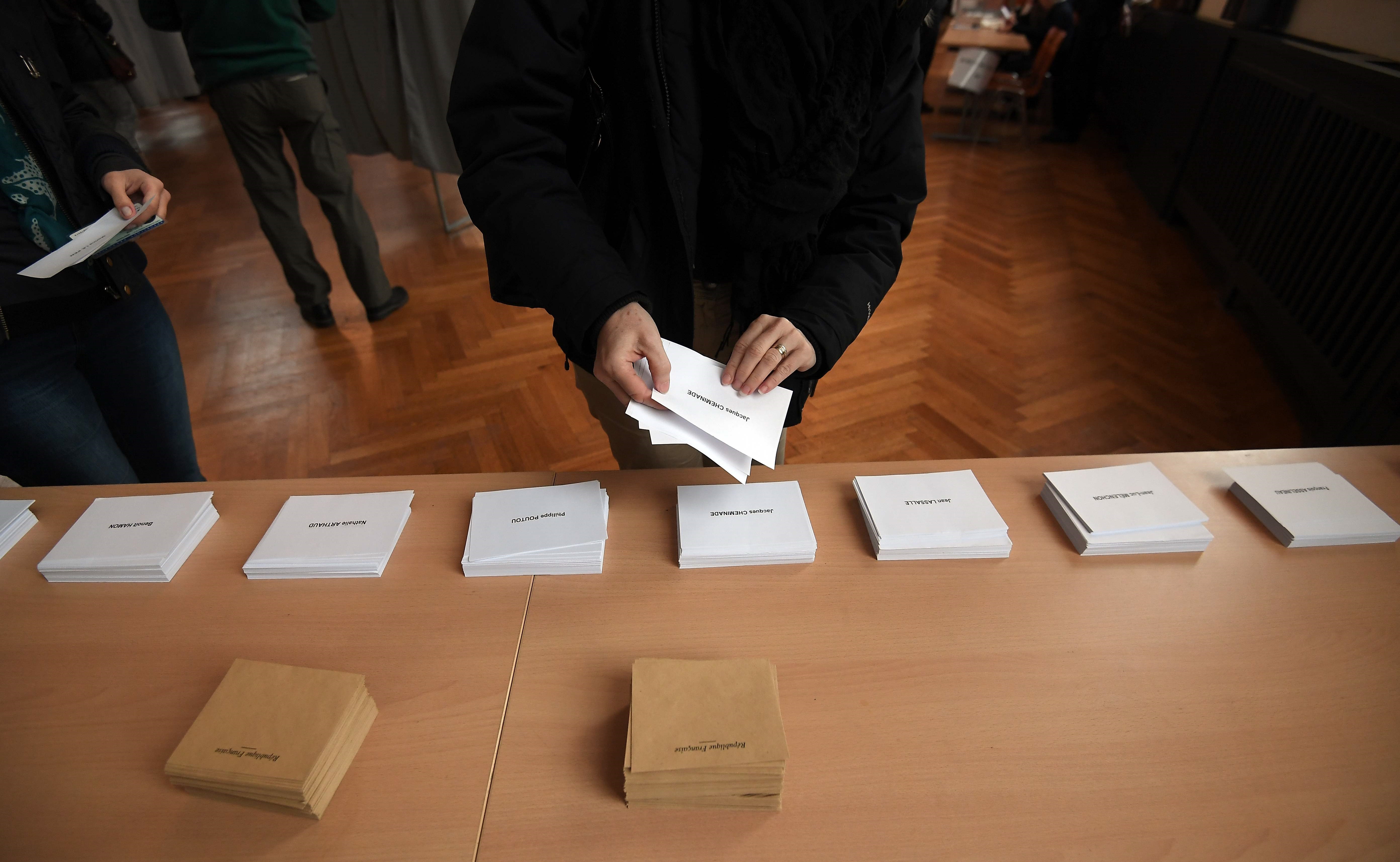 Francia abre colegios electorales