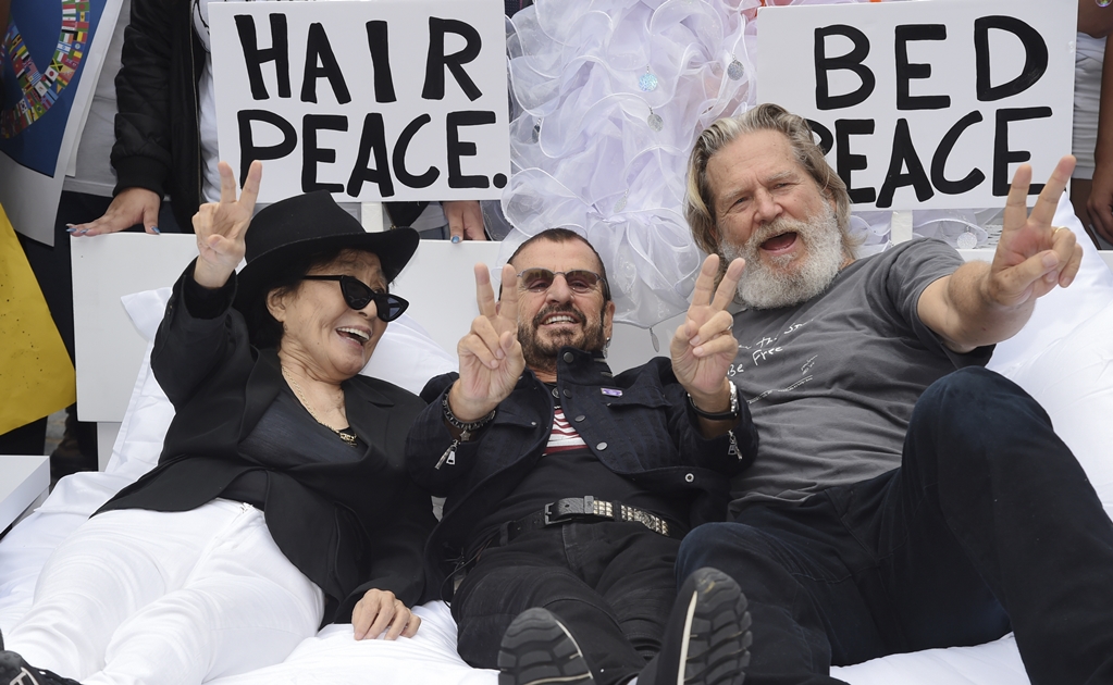Yoko Ono lleva a su "cama de la paz" a Ringo Starr y Jeff Bridges