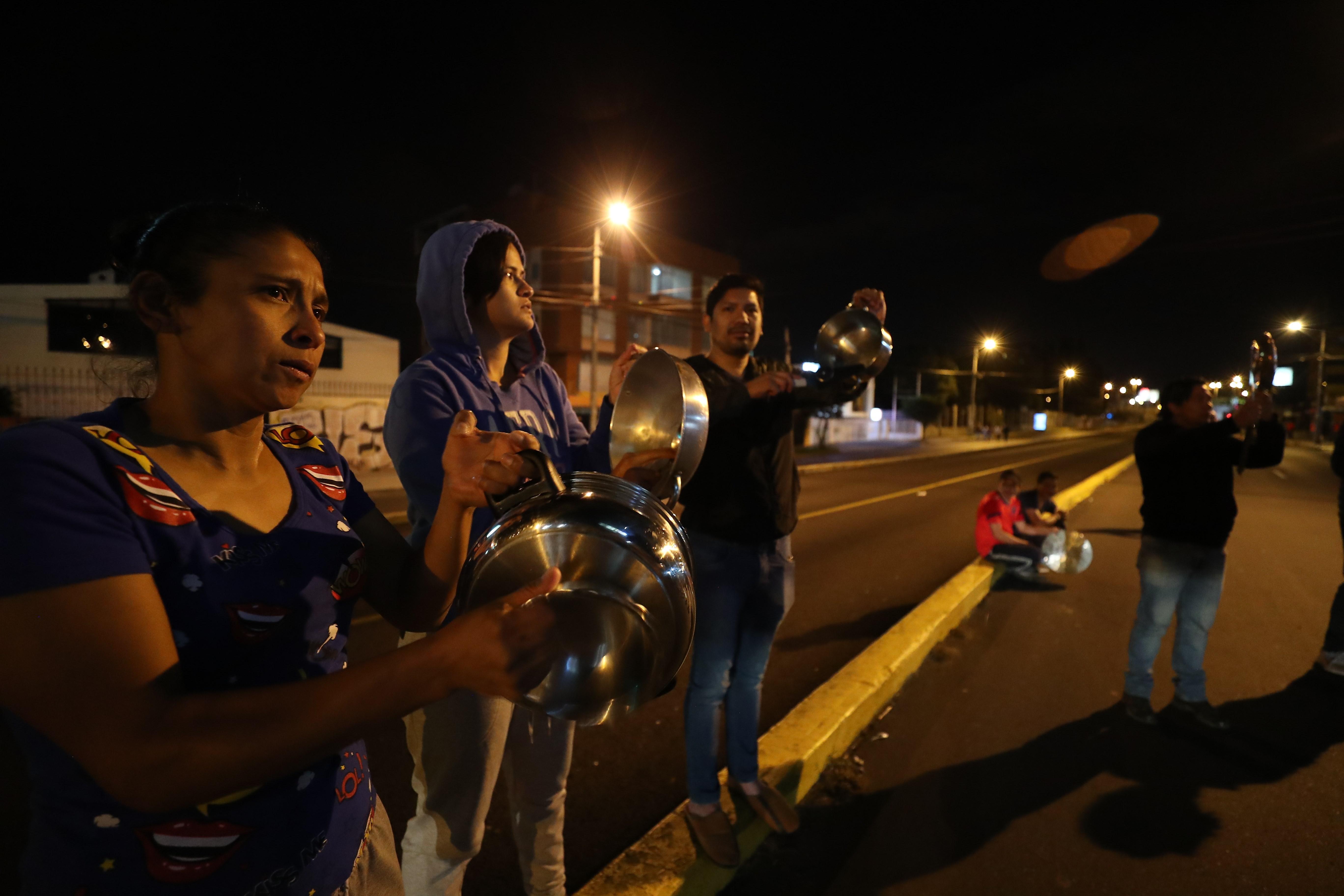 Ecuatorianos piden cese violencia con "cacerolazo" durante toque de queda