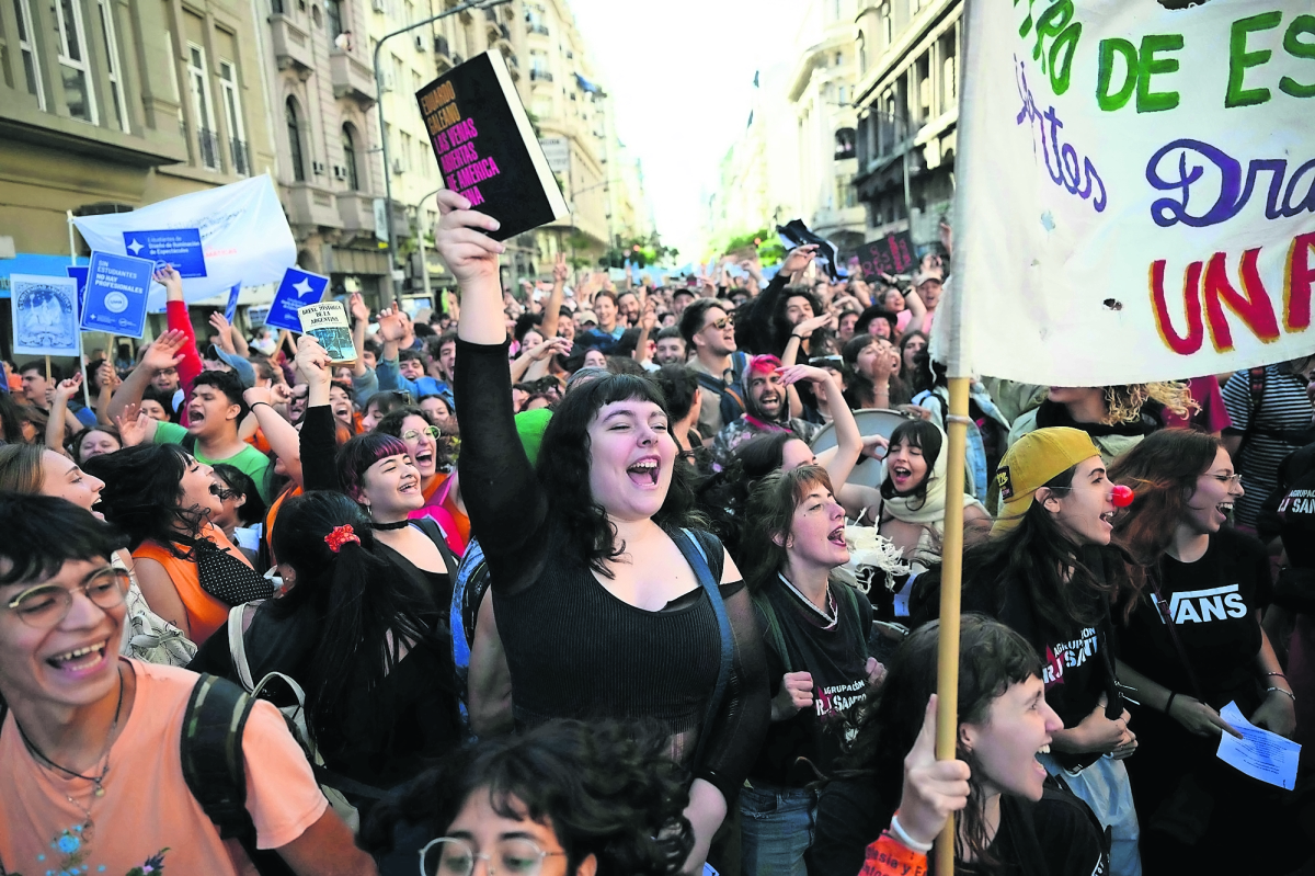 Milei asegura que mantendrá universidades públicas, acusa a opositores de "prostituir" la defensa de la educación gratuita