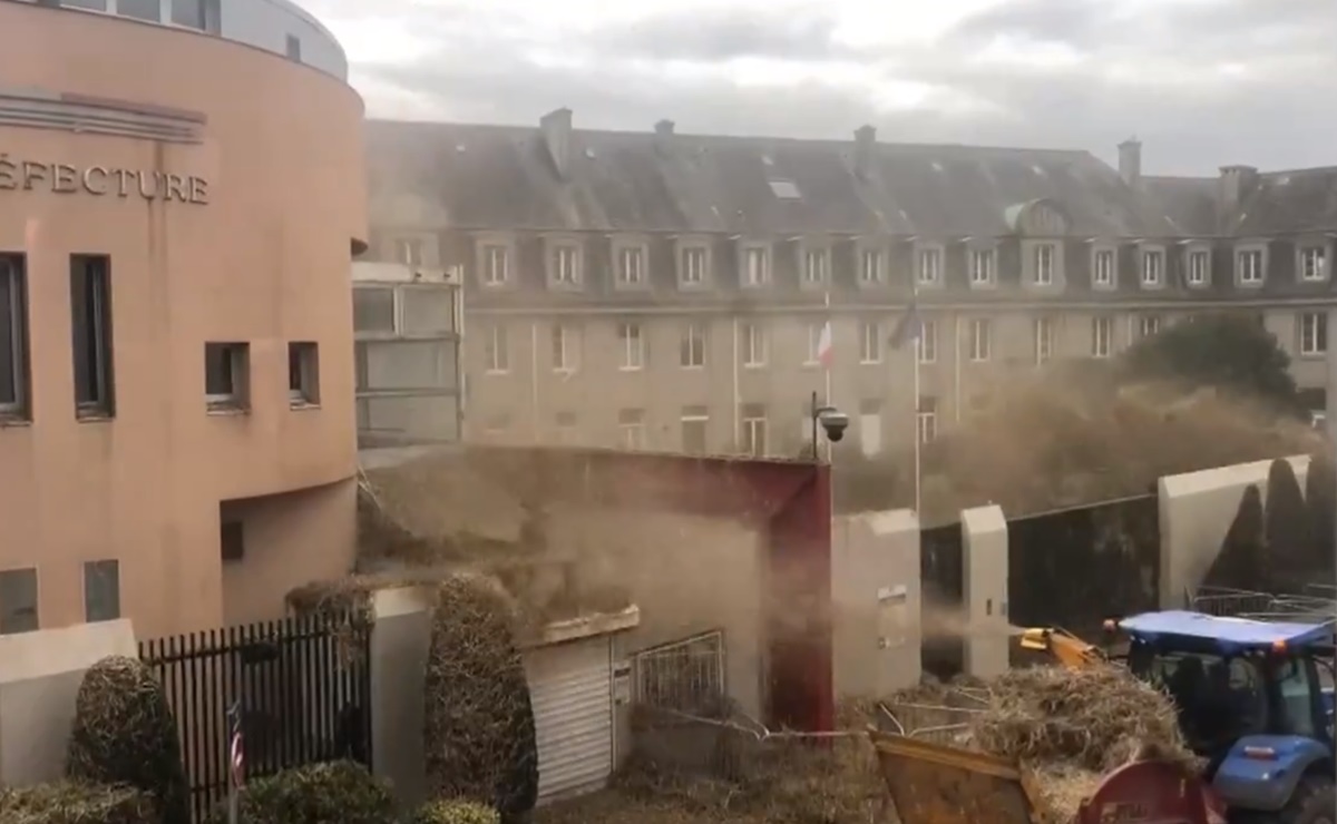VIDEO: Agricultores rocían estiércol a edificios gubernamentales en Francia