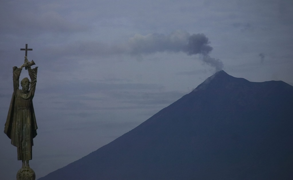Volcán Pacaya de Guatemala presenta dos flujos de lava y explosiones
