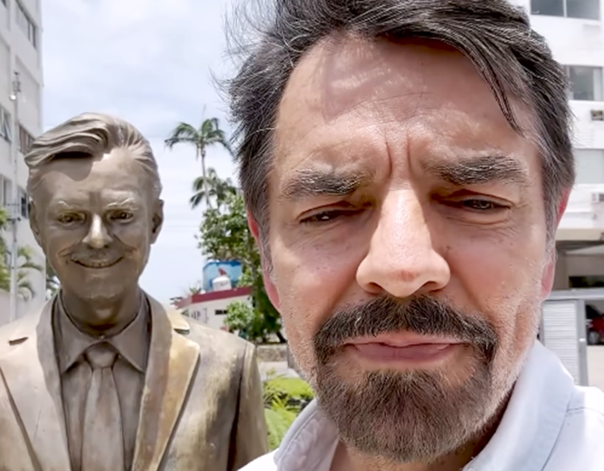 Eugenio Derbez conoce su estatua acapulqueña y pide a la gente ayudar al puerto guerrerense