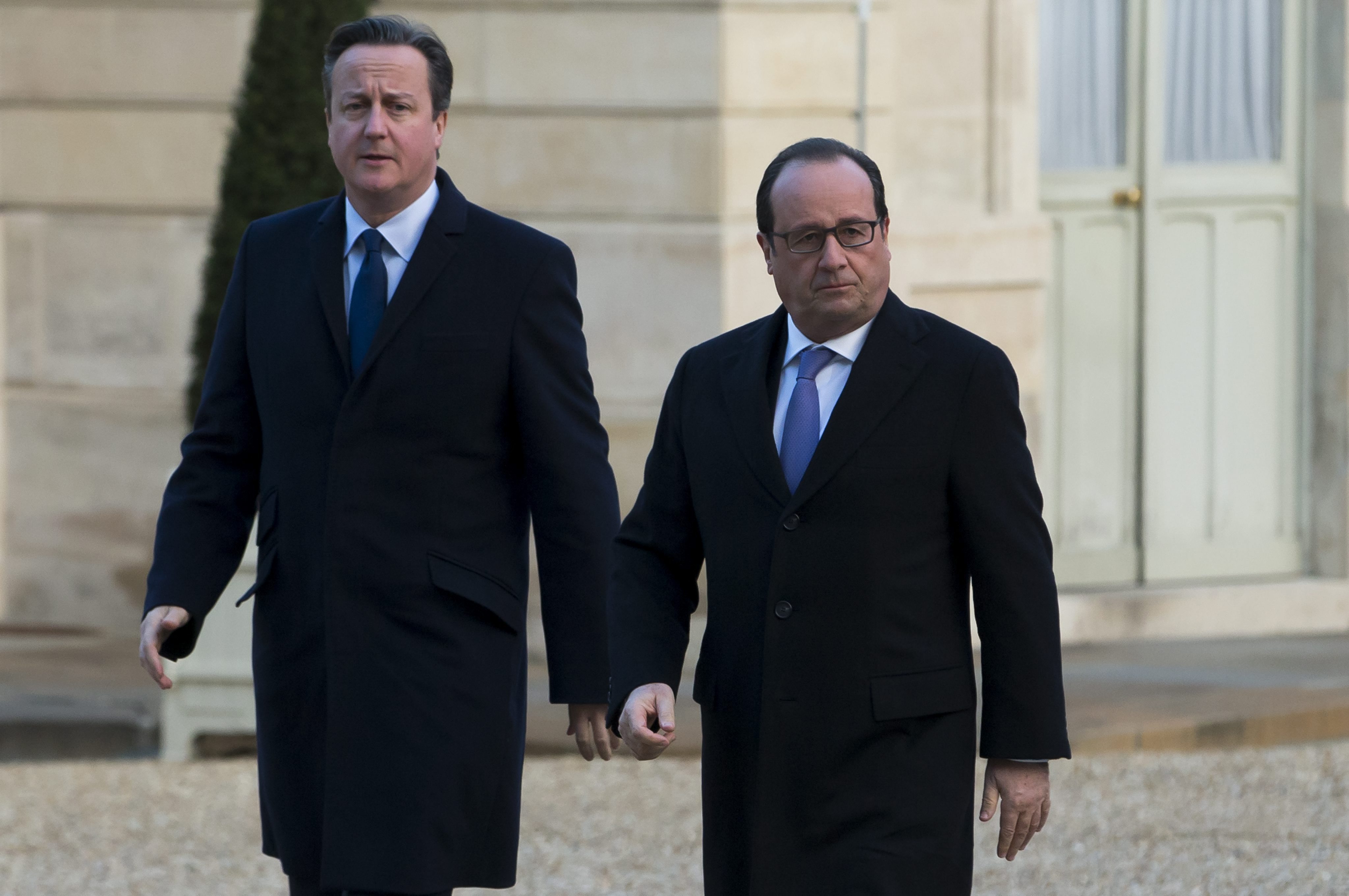 Hollande y Cameron visitan la sala Bataclan de París