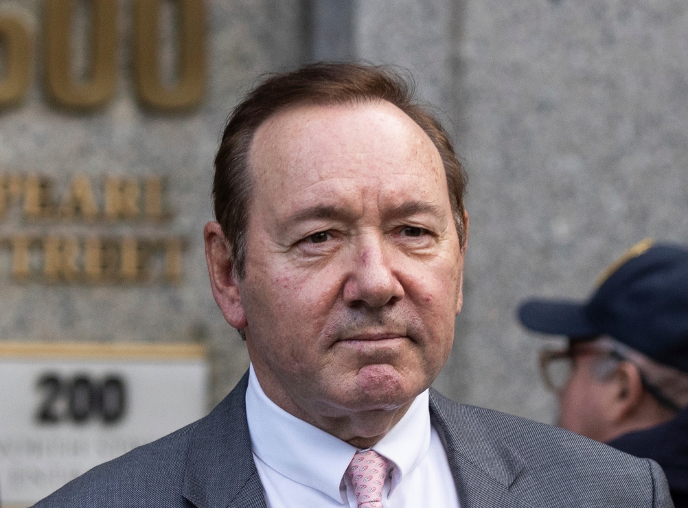 Kevin Spacey llora al hablar del abuso psicológico de su papá durante juicio por abuso sexual