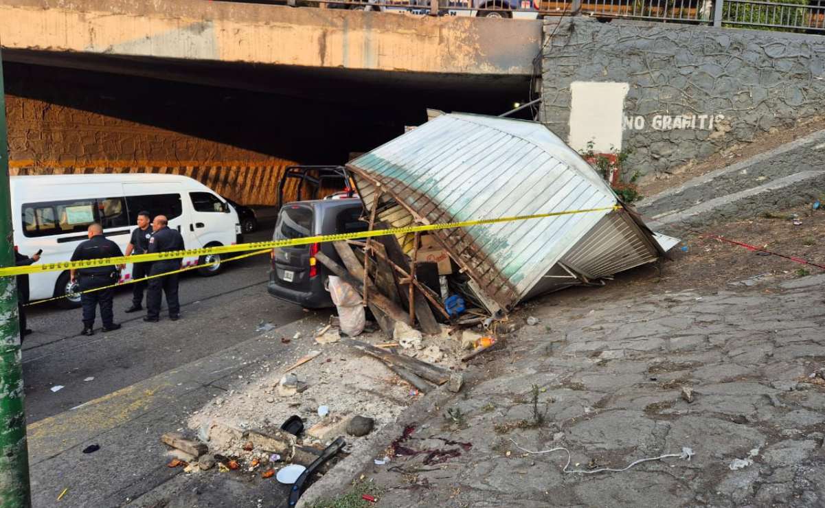 Camioneta embiste puesto ambulante en Periférico, en la zona de Naucalpan; reportan un muerto y dos heridos