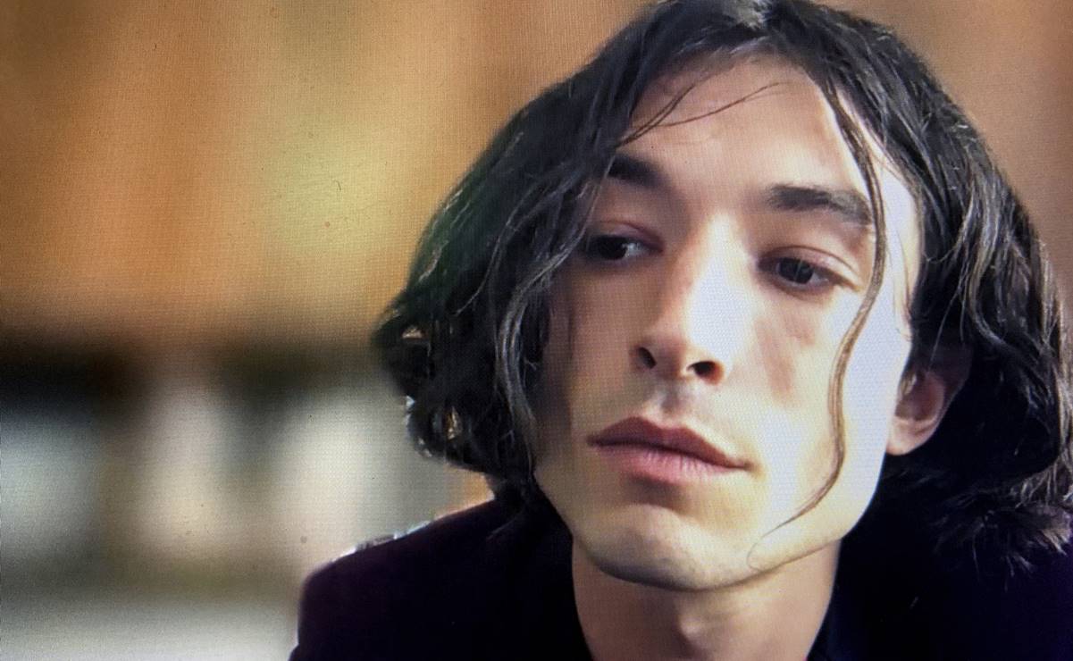 Arrestan de nuevo a Ezra Miller en Hawai; arroja silla en fiesta y golpea a mujer 