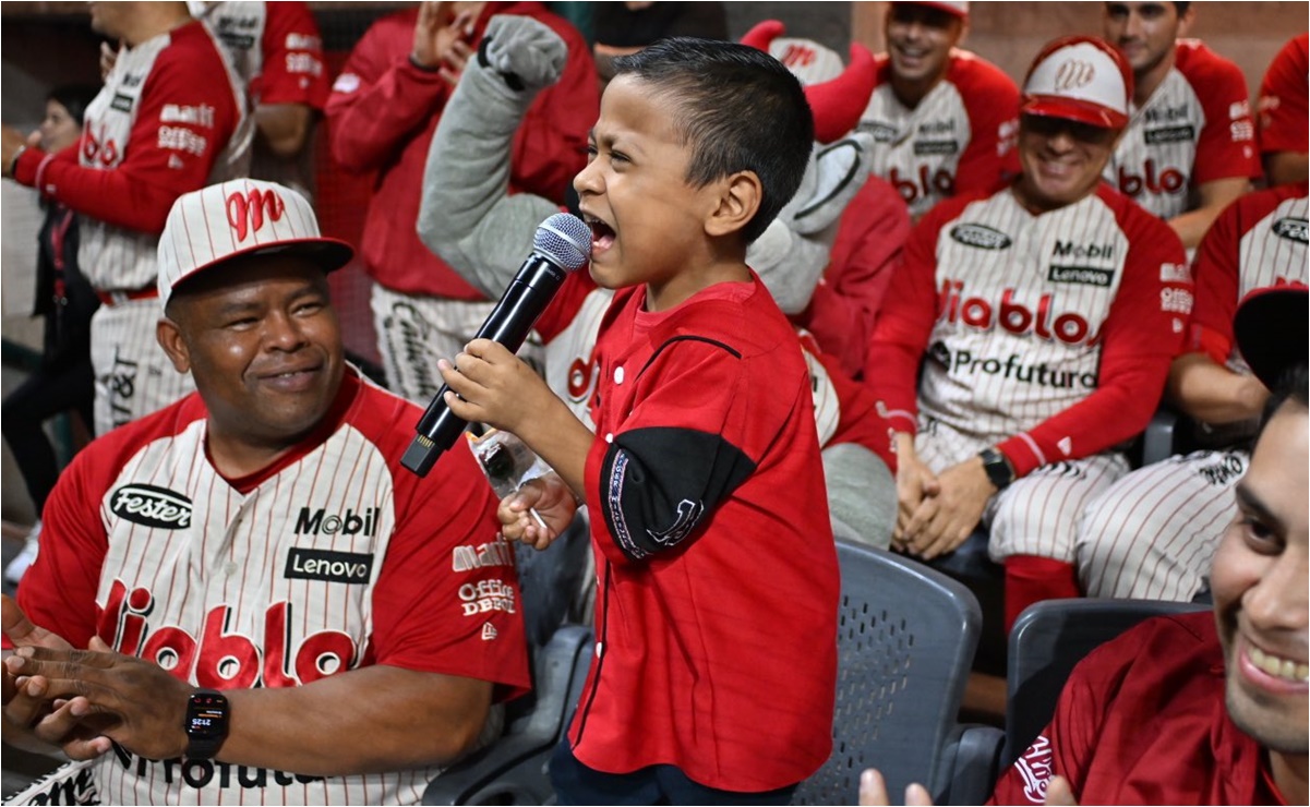 VIDEO: 'Chucho', el niño viral que canta éxitos de Amanda Miguel brilla en partido de los Diablos Rojos del México