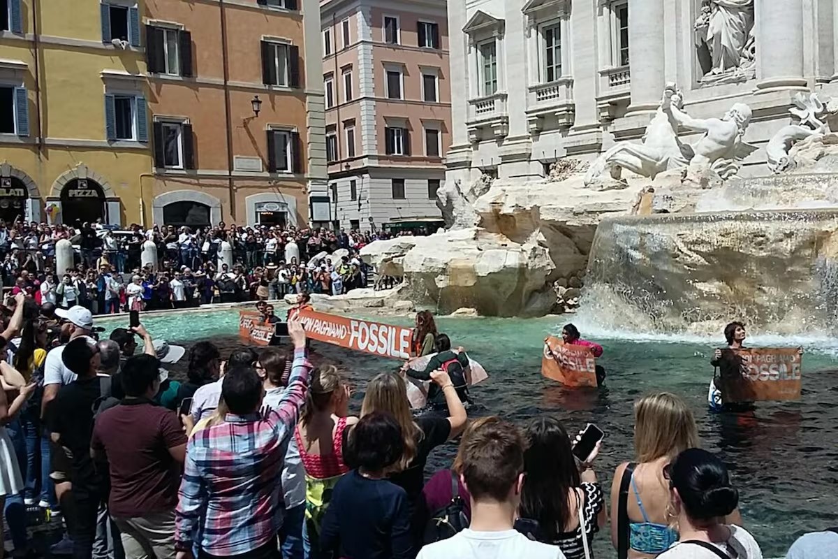 Italia: pintan de negro el agua de la Fontana di Trevi para protestar por las inundaciones