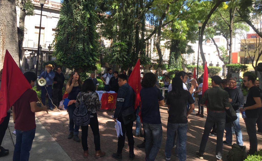 Integrantes del Partido Comunista marcha contra AMLO en CDMX