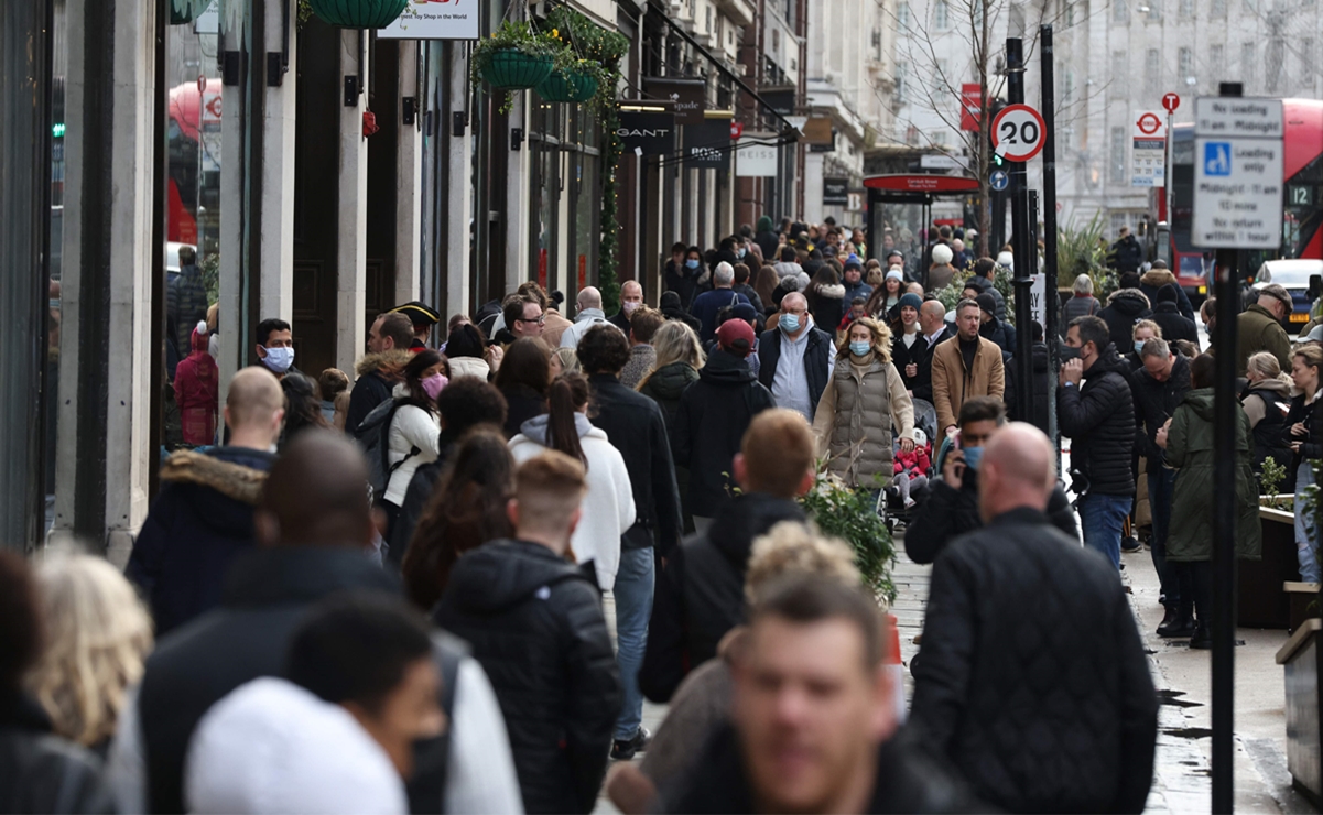 Reino Unido marca un nuevo récord de casi 130 mil contagios de Covid en un día