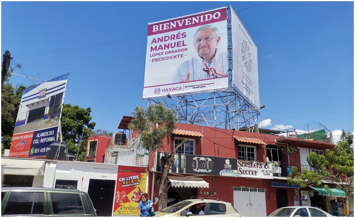 AMLO: Enchulan calles de Oaxaca y colocan espectatulares para recibir al presidente en su visita 31