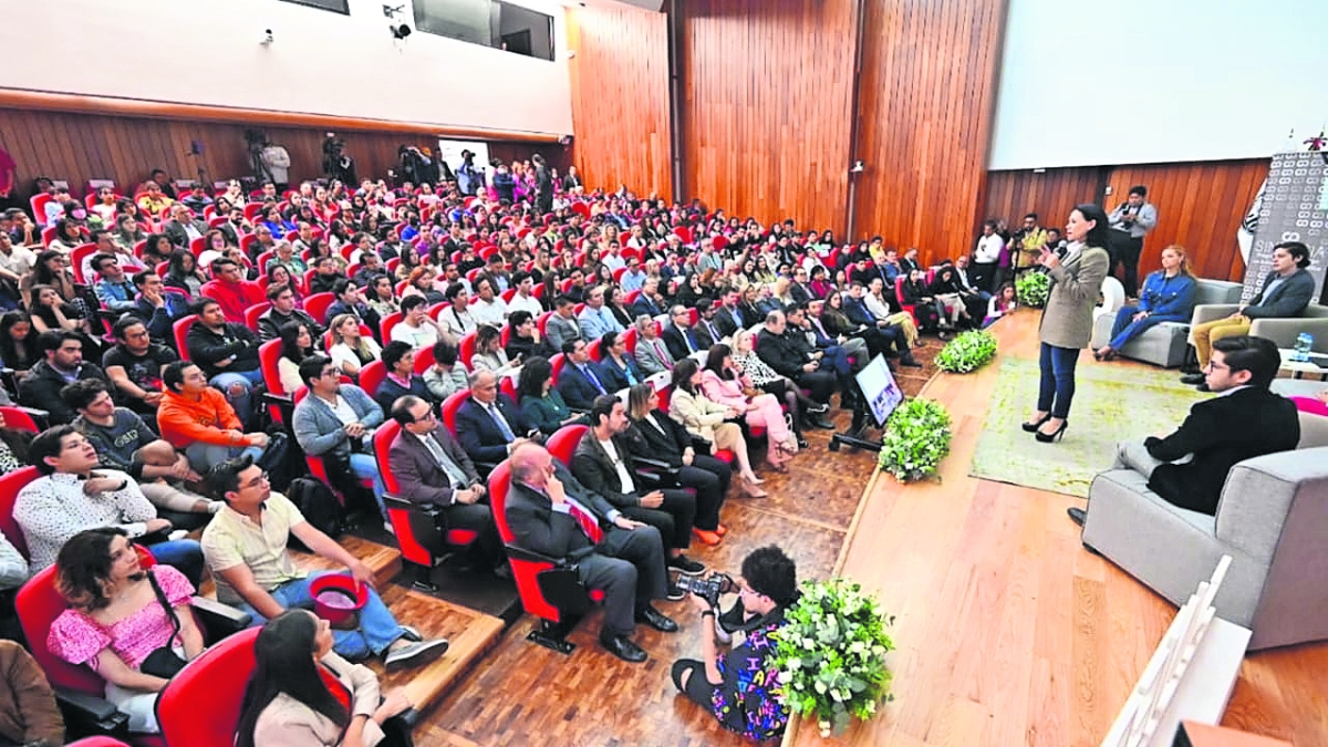 Del Moral promete dar impulso a universitarios