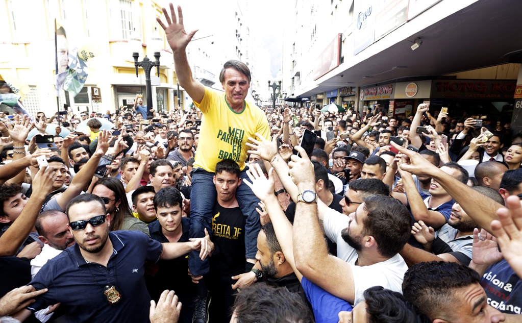 Atacan con cuchillo a candidato presidencial de Brasil