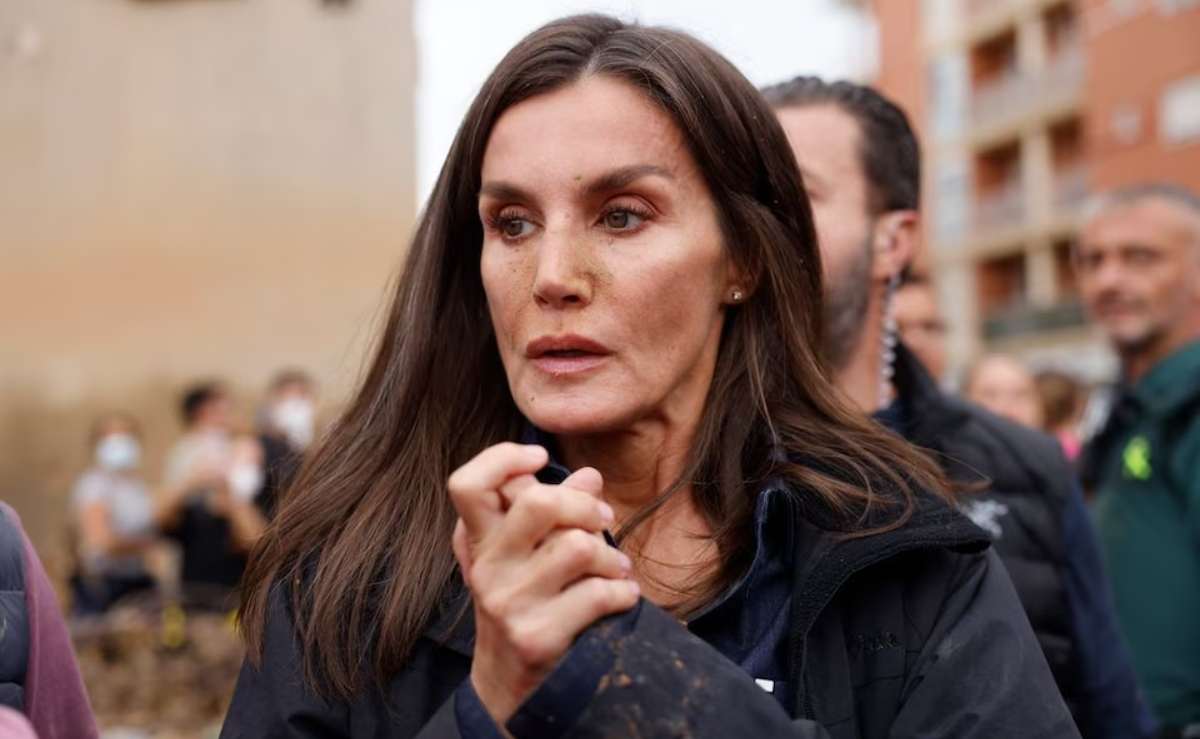 Letizia de España llora al visitar a damnificados en Paiporta