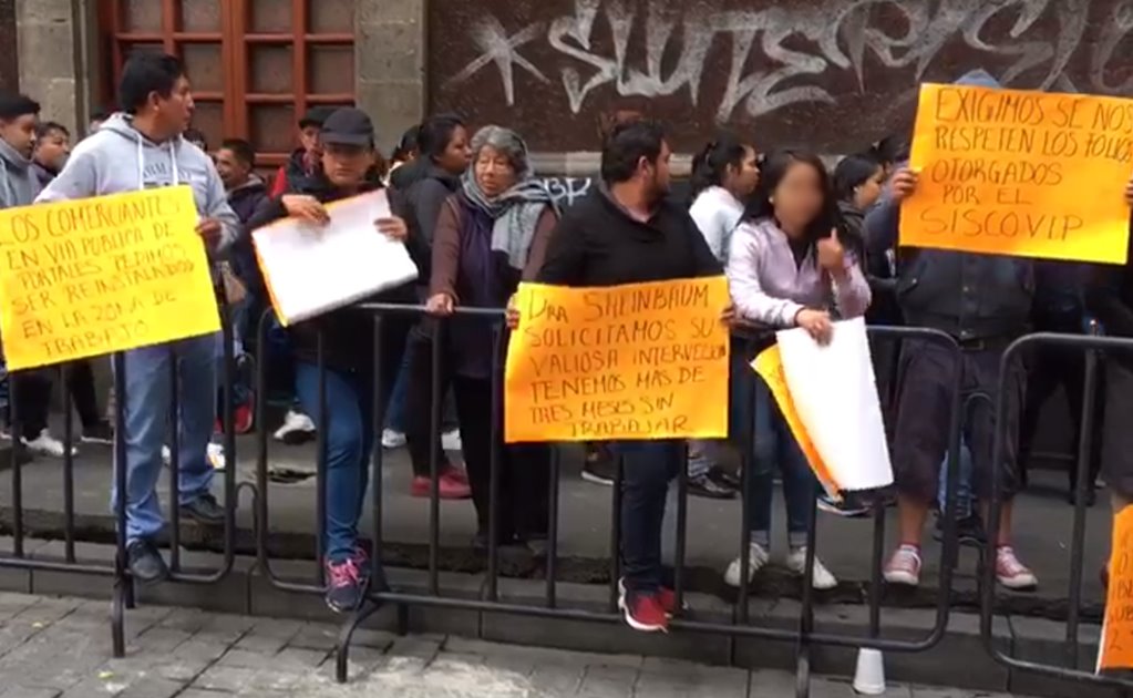 Comerciantes se manifiestan afuera del Teatro de la Ciudad