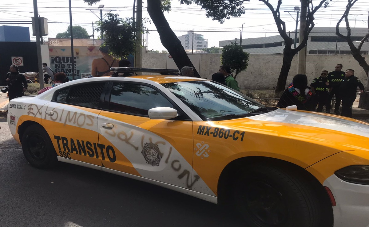 Comunidades indígenas retienen 5 vehículos y bloquean avenida México-Coyoacán por demanda de agua y luz para edificio donde tienen plantón