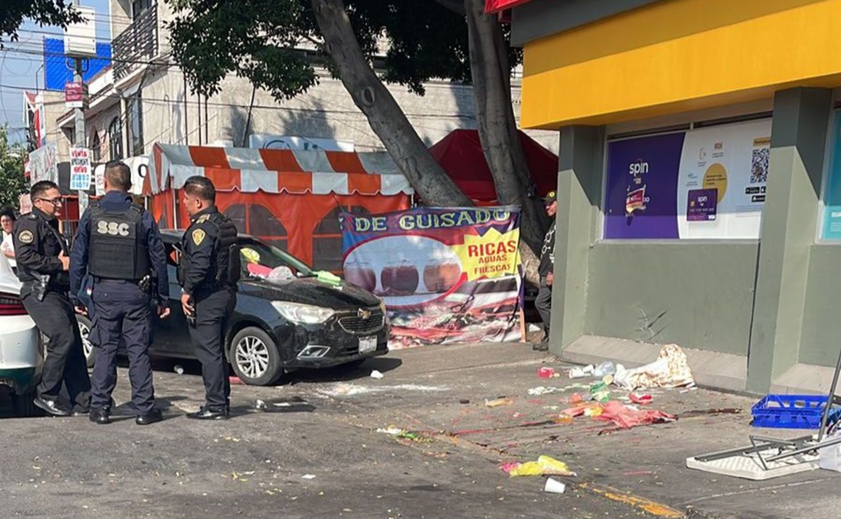 Automovilista arrolla puesto de comida en Coyoacán; comerciante herida y conductor detenido