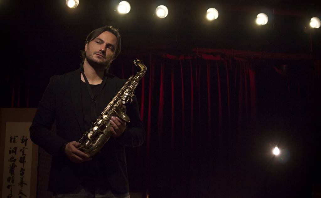Leo Paryna hace homenaje a Soda Stereo a ritmo de saxofón