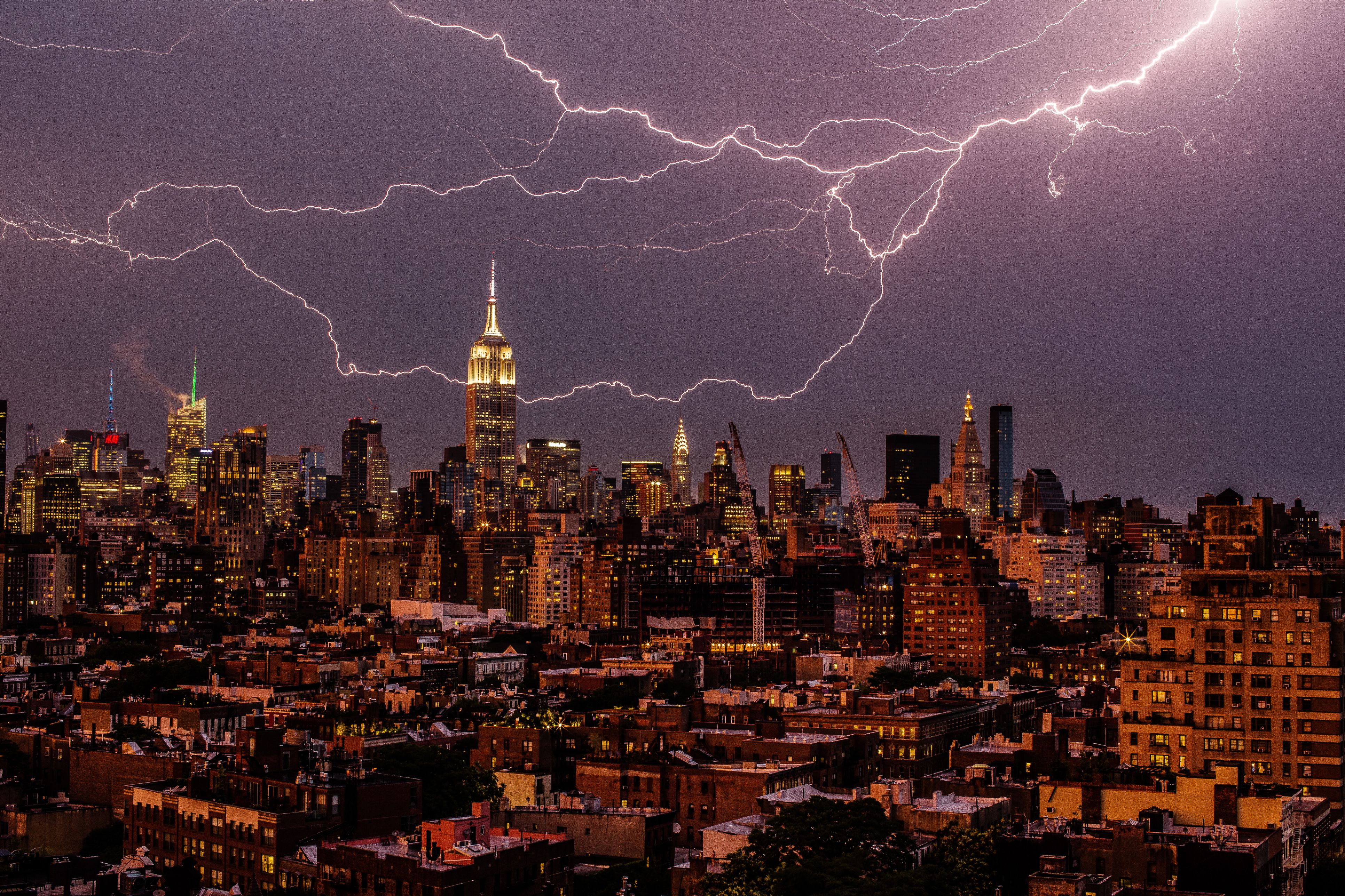 Impactante rayo cae sobre el Empire State Building en Nueva York durante tormenta eléctrica. VIDEO