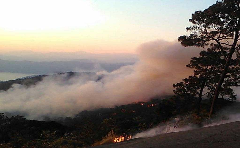 Así vivieron los vecinos de Valle de Bravo el intenso incendio que rodea a la cascada Velo de Novia