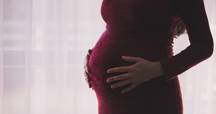Fumar en embarazo duplicaría riesgo de muerte de bebés