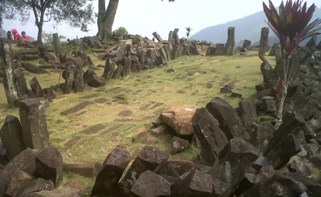 Desentierran pirámide de una montaña en Indonesia