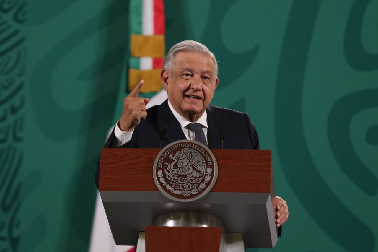 Subutilizar infraestructura eléctrica para hacer negocio es rapiña y vandalismo oficial: AMLO