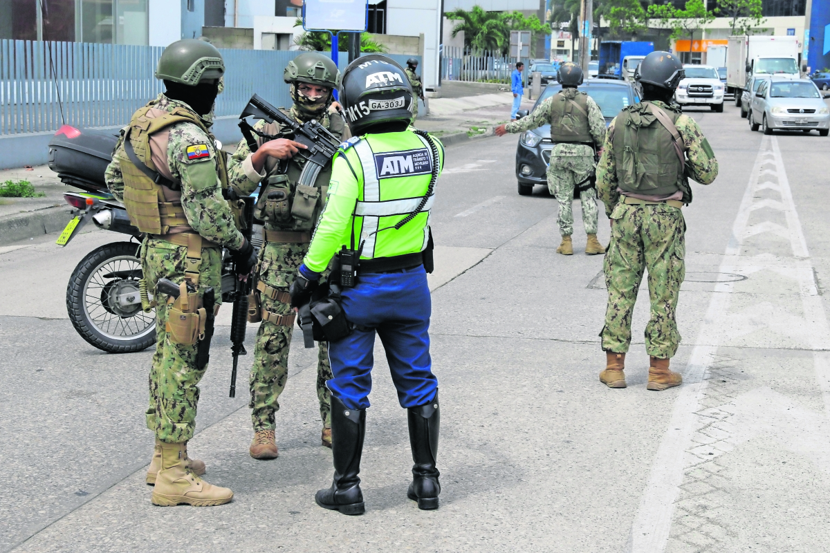 Miles de militares y policías intervienen en cárceles en Ecuador, tras una semana de violencia