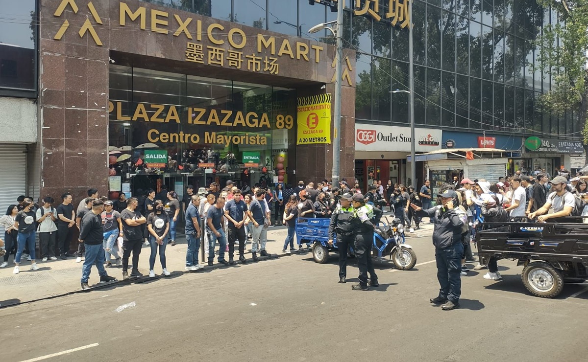 Comerciantes de Plaza Izazaga bloquean calzada en protesta por incremento en renta de bodegas