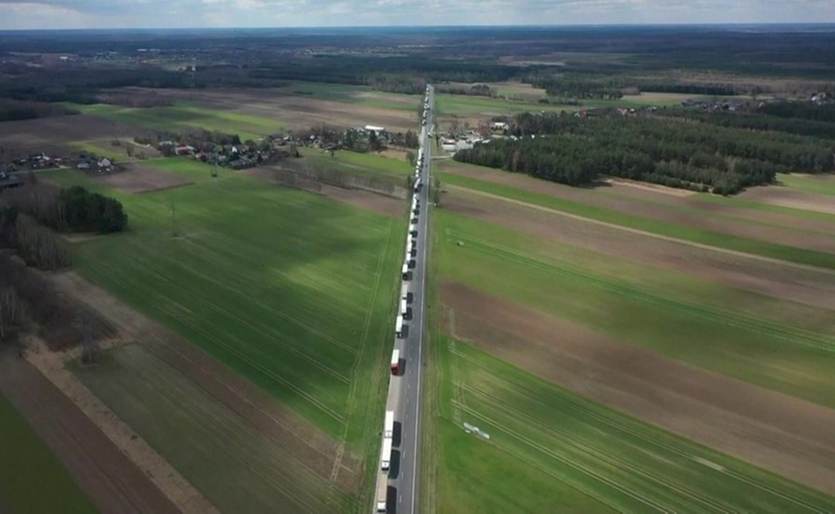 La gigantesca fila de más de 80 km que formaron los últimos camiones de carga rusos en abandonar la Unión Europea