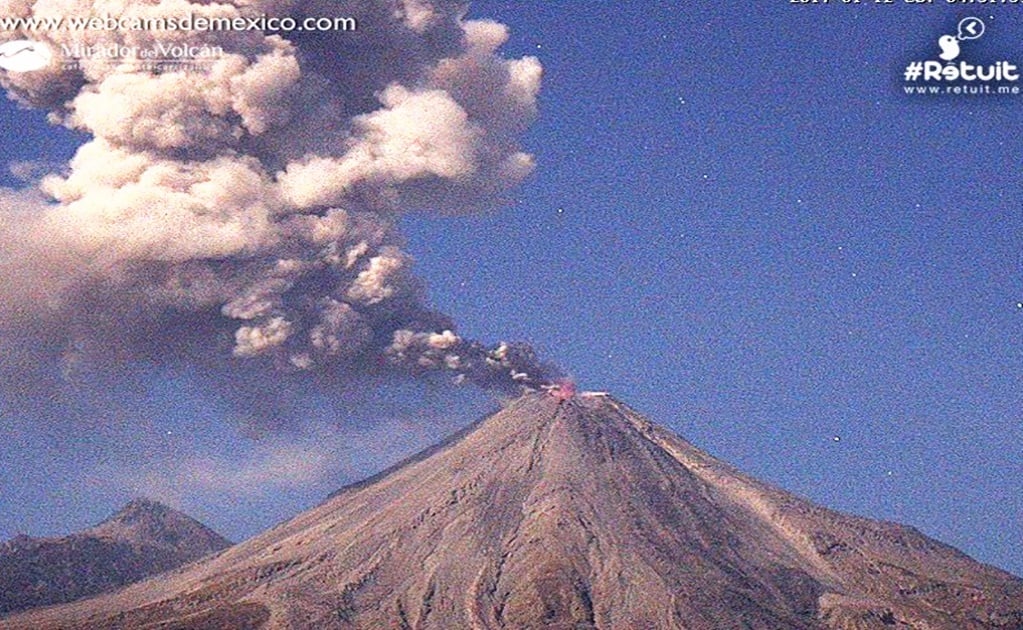 Volcán de Fuego emite fumarola de dos kilómetros