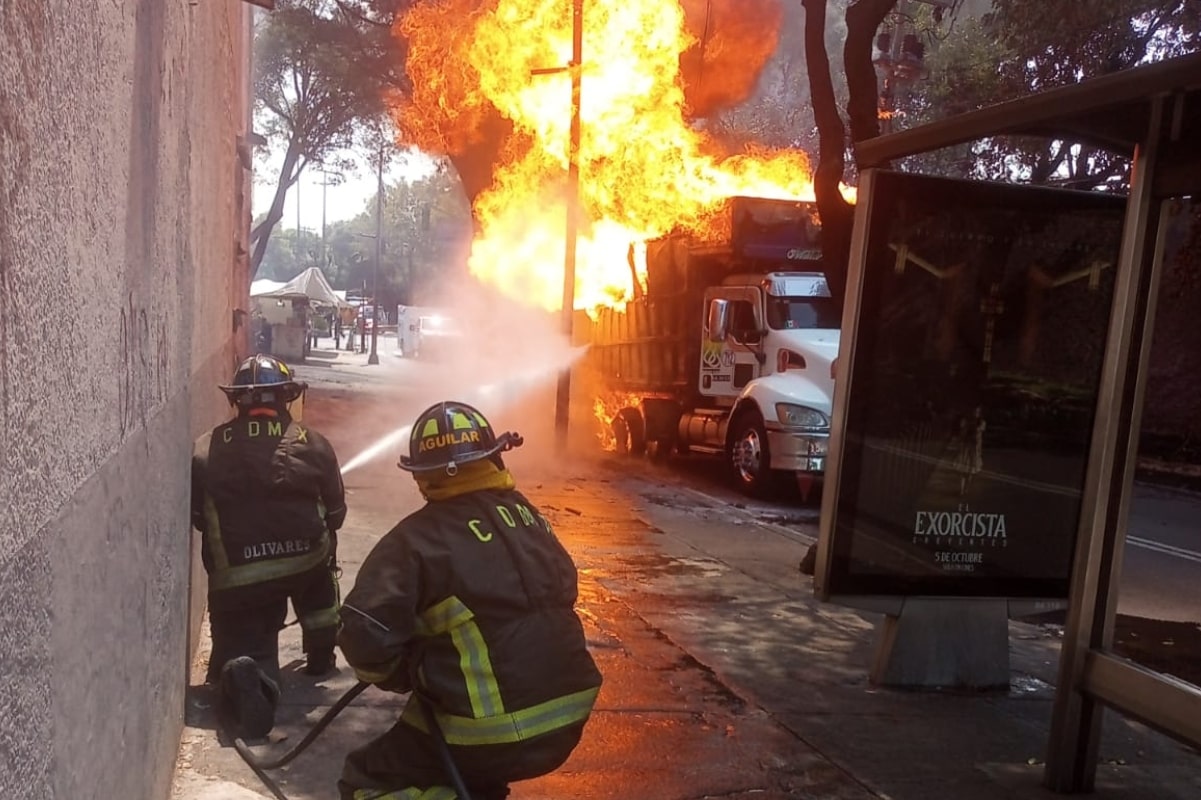 VIDEO: Reportan incendio de camión con cilindros de gas LP cerca del Estadio Azteca